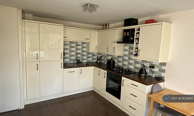 3 Bedroom Flat In Cl...