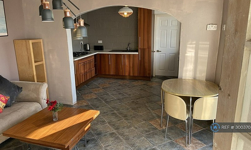 2 Bedroom House In S...