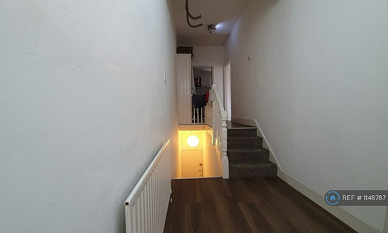 1 Bedroom Flat In Lo...