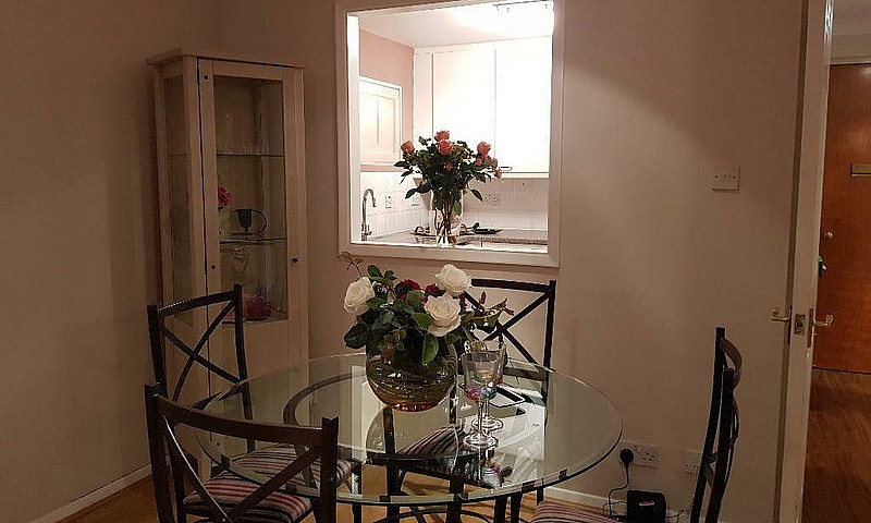 2 Bedroom Flat In Ca...