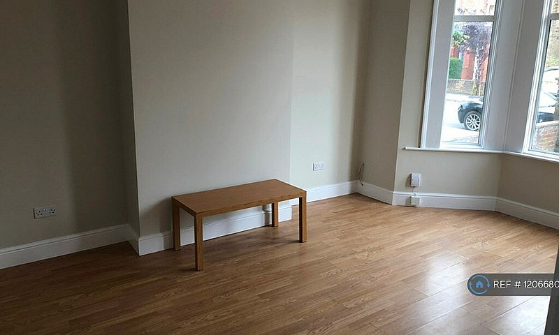 2 Bedroom Flat In Co...