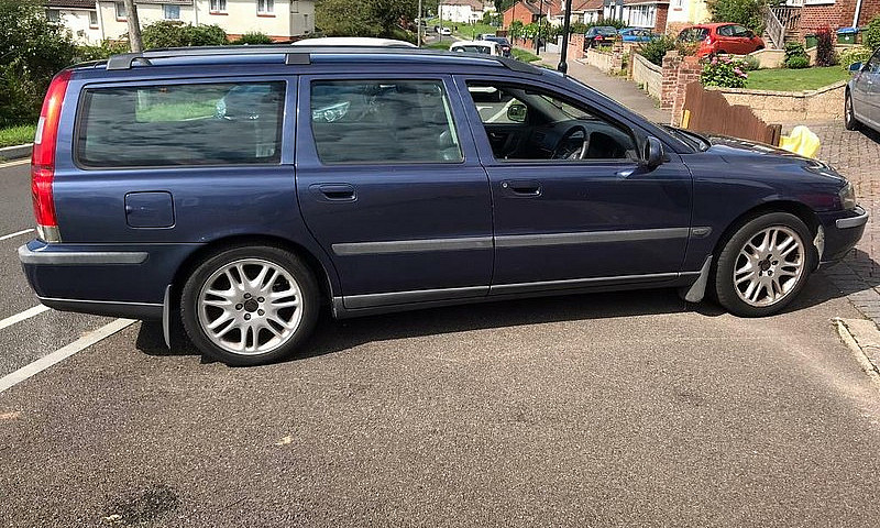 2003 Volvo V70...