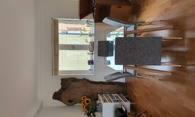 2 Bedroom Flat In Wa...