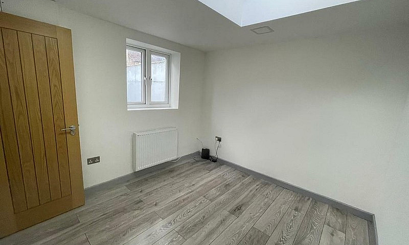 Refurbished 2 Bed Gr...