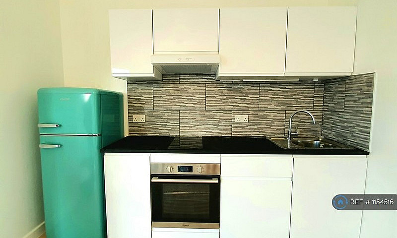 1 Bedroom Flat In De...
