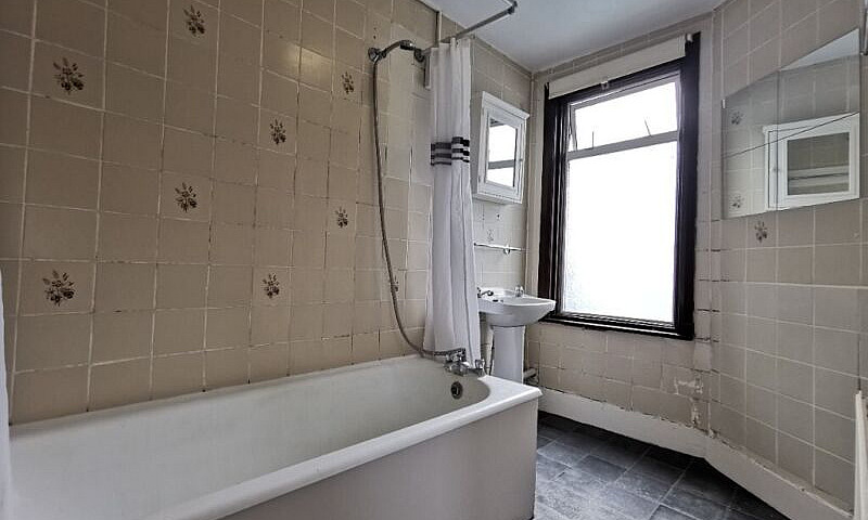 Large First Floor Fl...