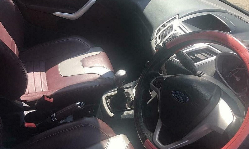 Ford Fiesta Titanium...