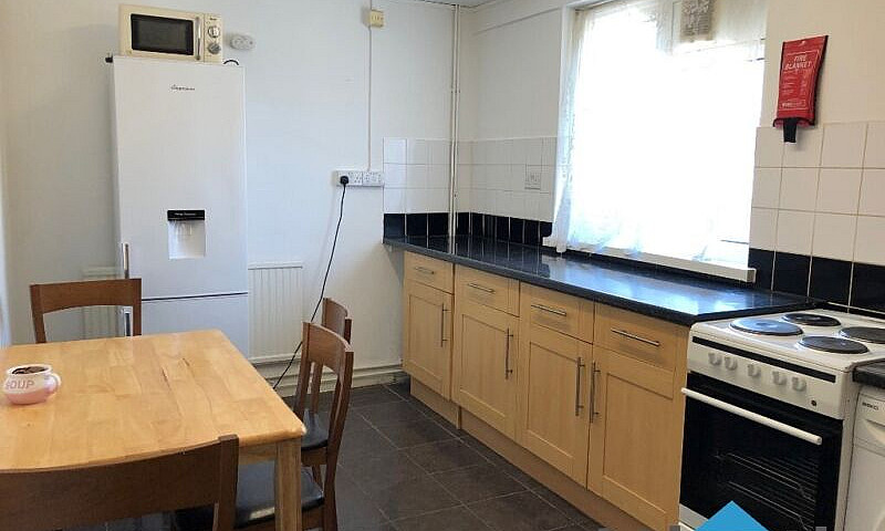 Large 3 Bedroom 1St ...