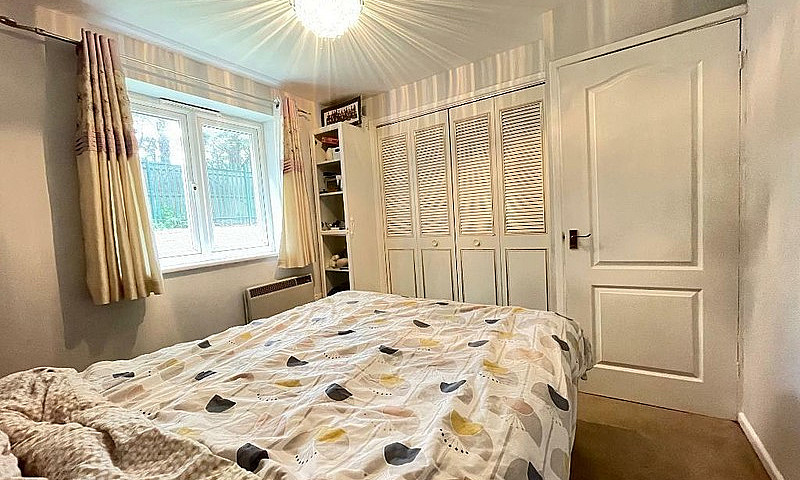 2 Bedroom Flat In Ma...
