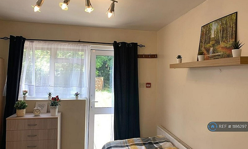Studio Flat In Belmo...