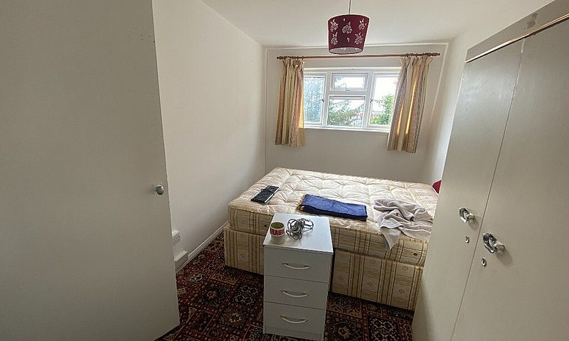 2 Bedroom Flat In Wa...