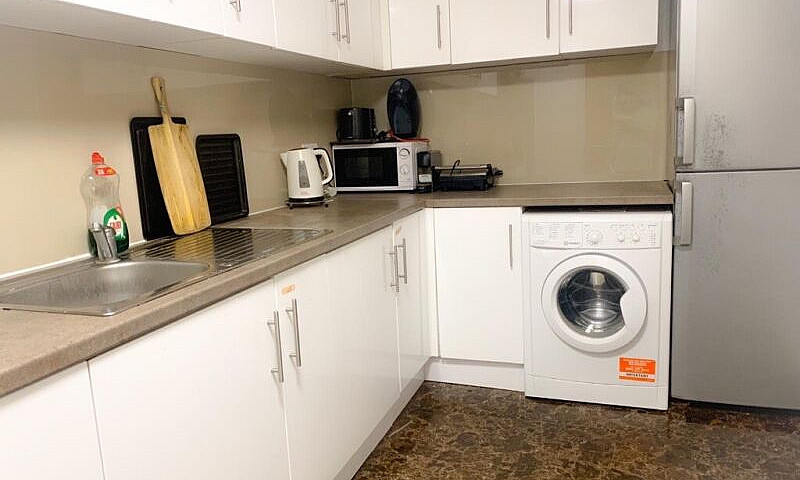 Small Double Room Wi...