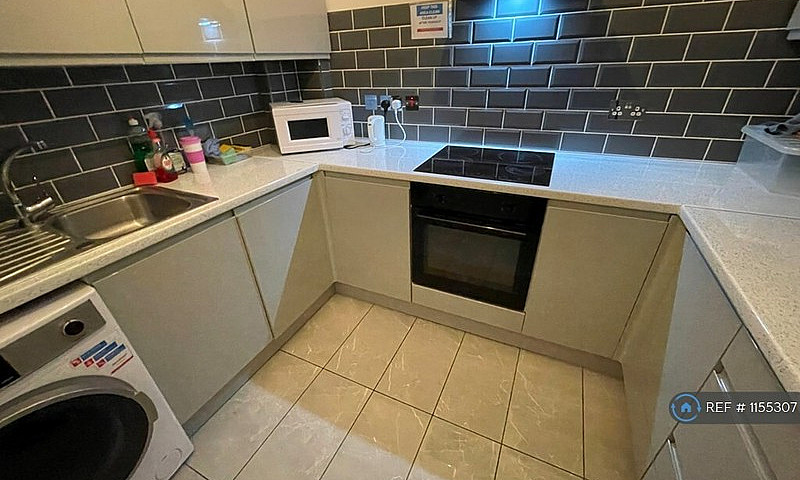 2 Bedroom Flat In Cr...