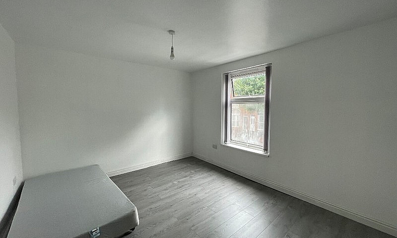 *Six Bedroom Propert...