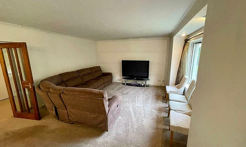 Large 2 Bedroom Flat...