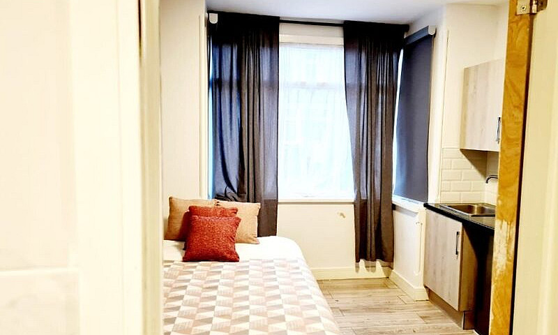 Large Ensuite Room F...
