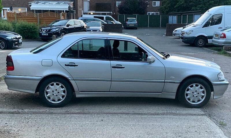 Mercedes-Benz C200 P...