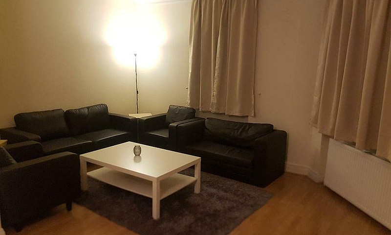 4 Bedroom Flat In St...