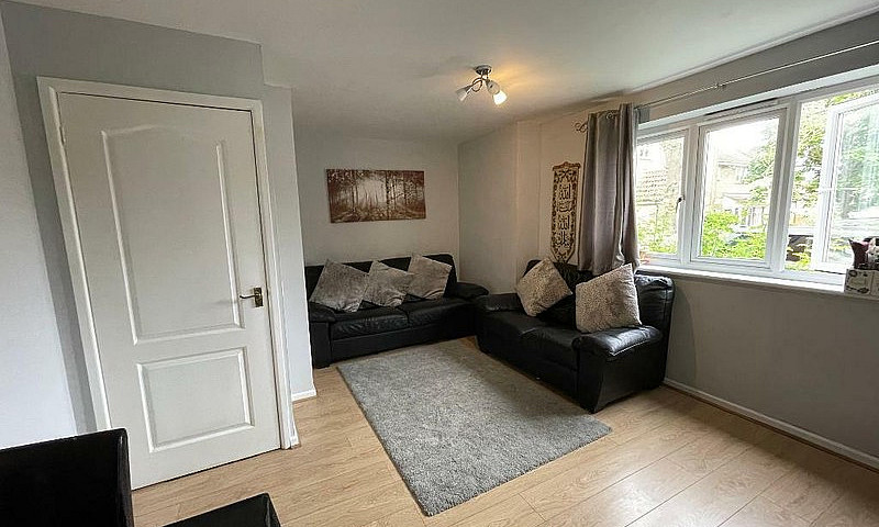 2 Bedroom Flat In Ma...