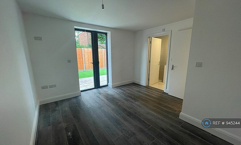3 Bedroom Flat In Wa...