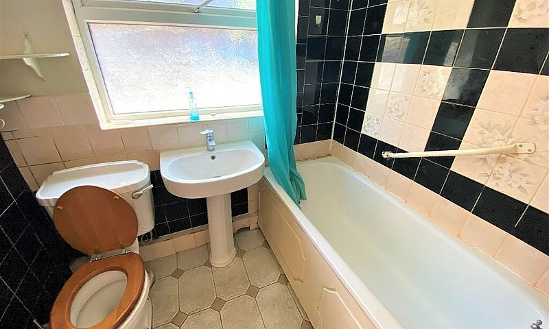 Good Condition 4 Bed...