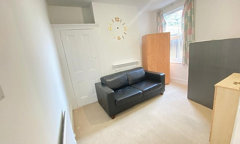 2 Bed Lovely Flat, S...