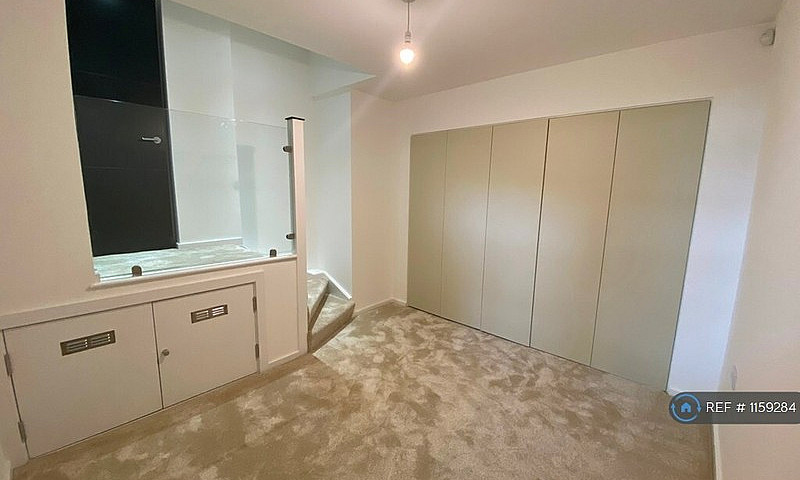2 Bedroom Flat In Qu...