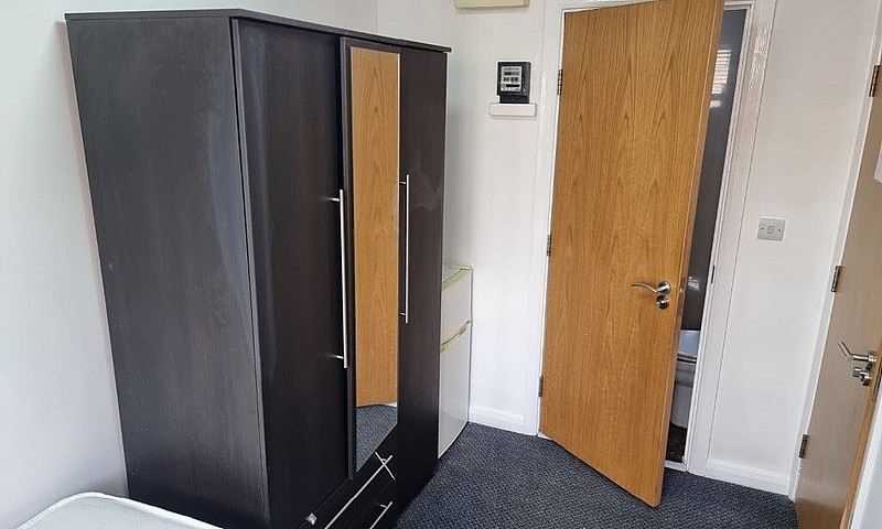 Small Double Room Wi...