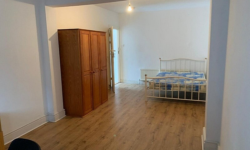 Stunning 4 Bed Prope...