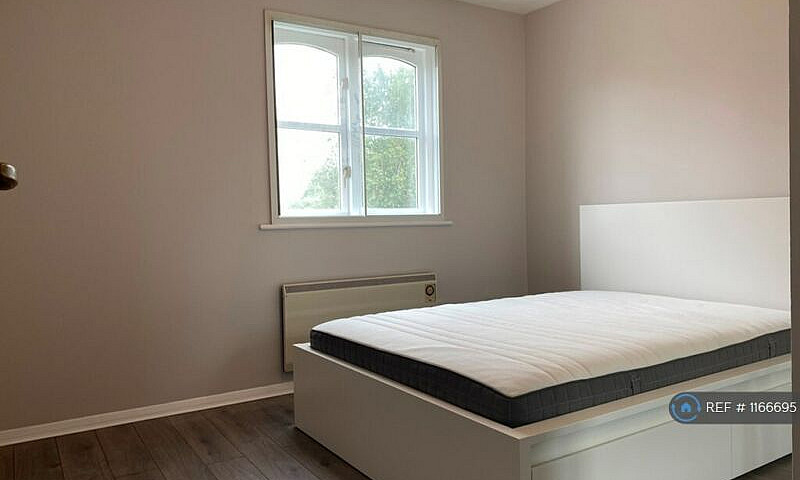 2 Bedroom Flat In St...