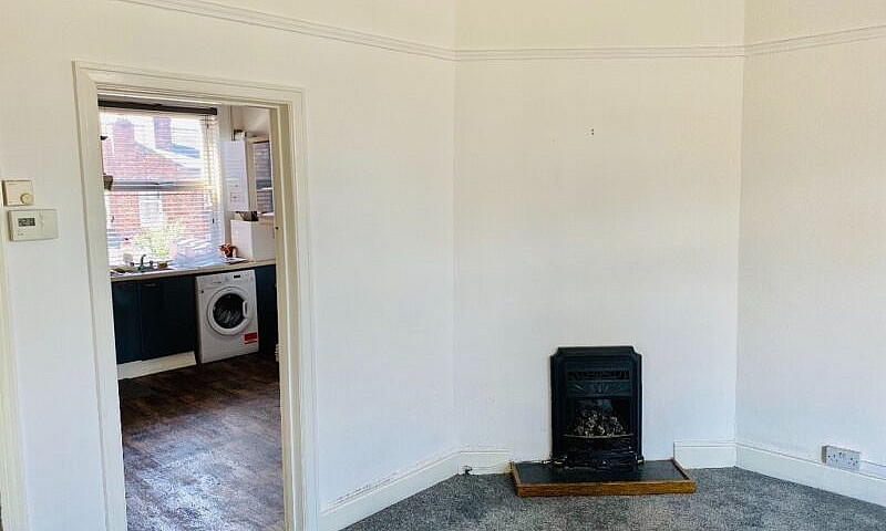 Large 1 Bed Self Con...