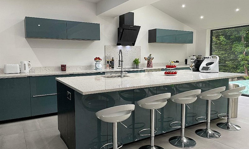 6 Bedroom House In B...