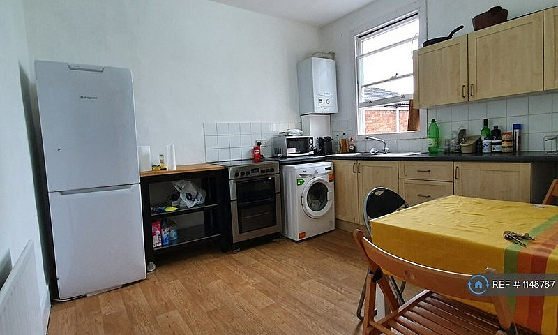 1 Bedroom Flat In Lo...