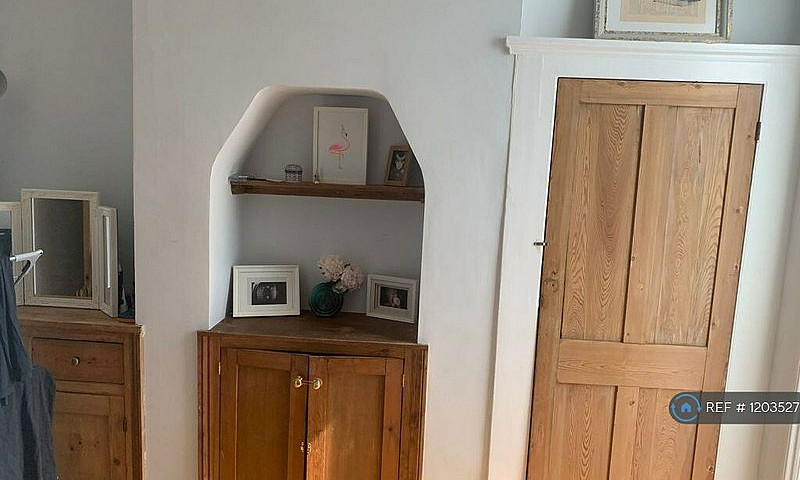 2 Bedroom Flat In Ha...