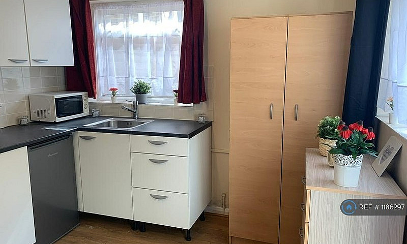 Studio Flat In Belmo...