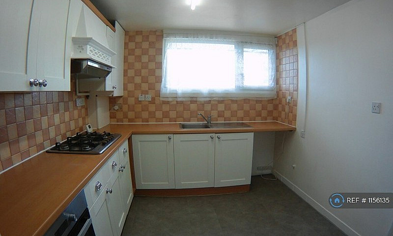 3 Bedroom Flat In Bo...