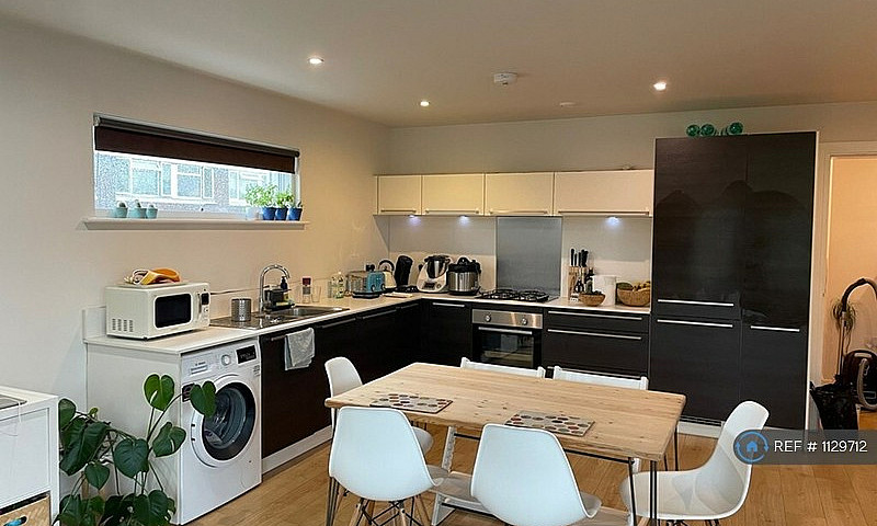 2 Bedroom Flat In Ch...