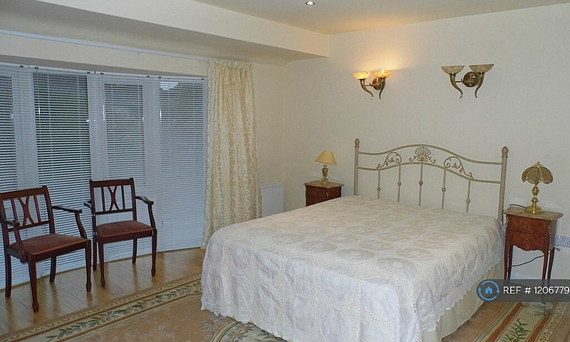 2 Bedroom House In W...