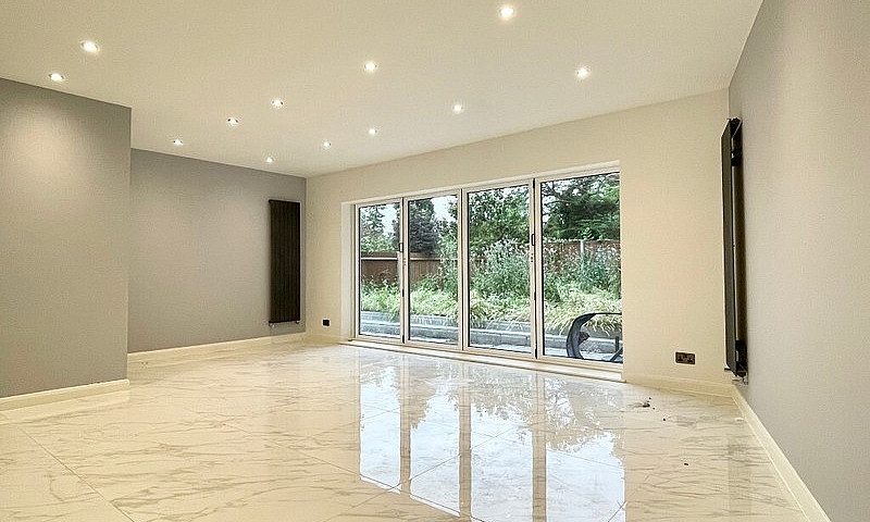 Stunning 5 Bedroom 3...
