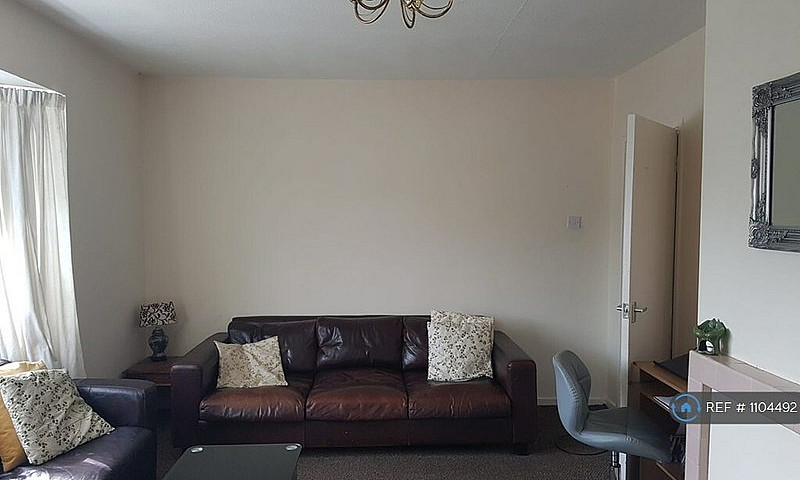3 Bedroom Flat In He...