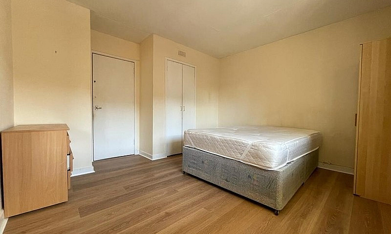 2 Bedroom Flat With ...