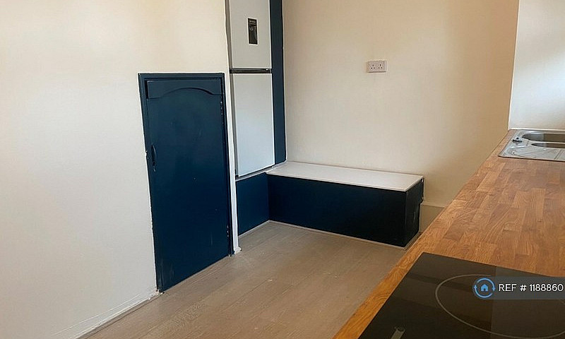 4 Bedroom Flat In He...