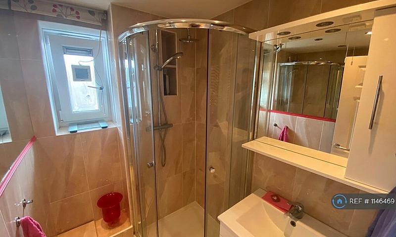 2 Bedroom Flat In Sh...