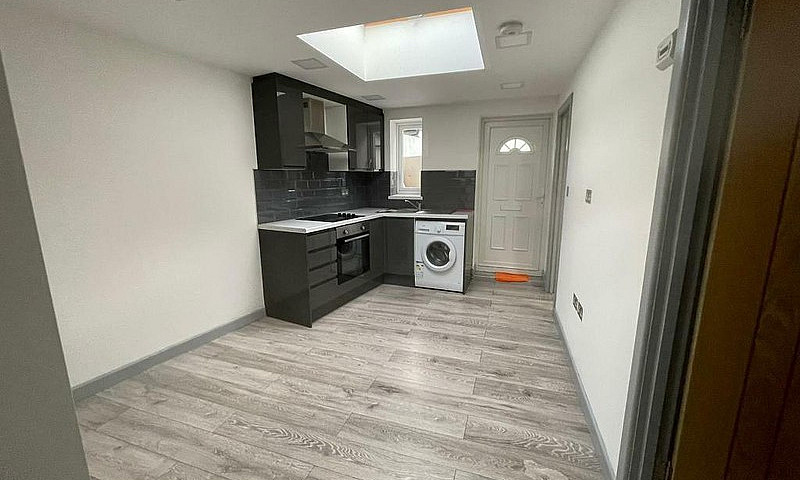 Refurbished 2 Bed Gr...