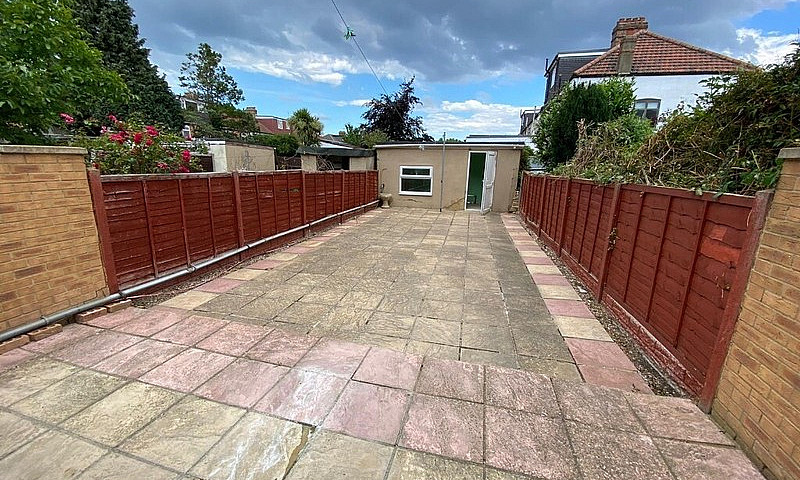 Spacious 5 Bed House...