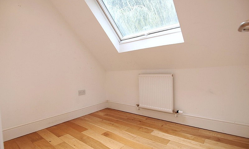 Large 3 Bed Flat In ...