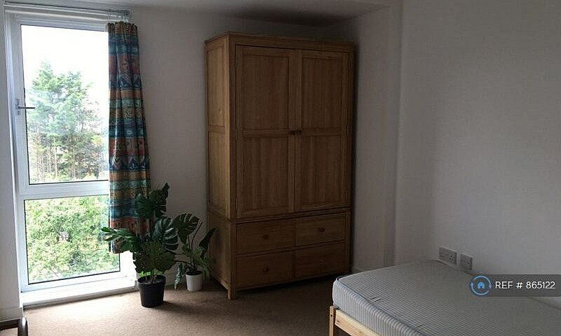 2 Bedroom Flat In Ch...