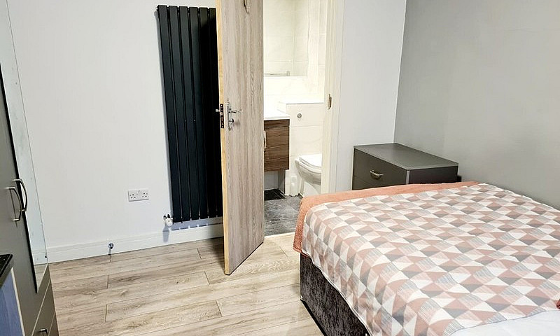 Large Ensuite Room F...