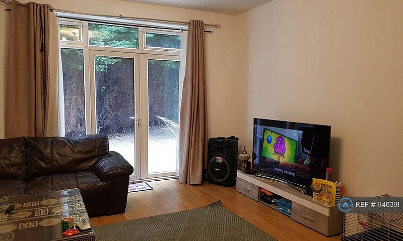 2 Bedroom Flat In Gr...