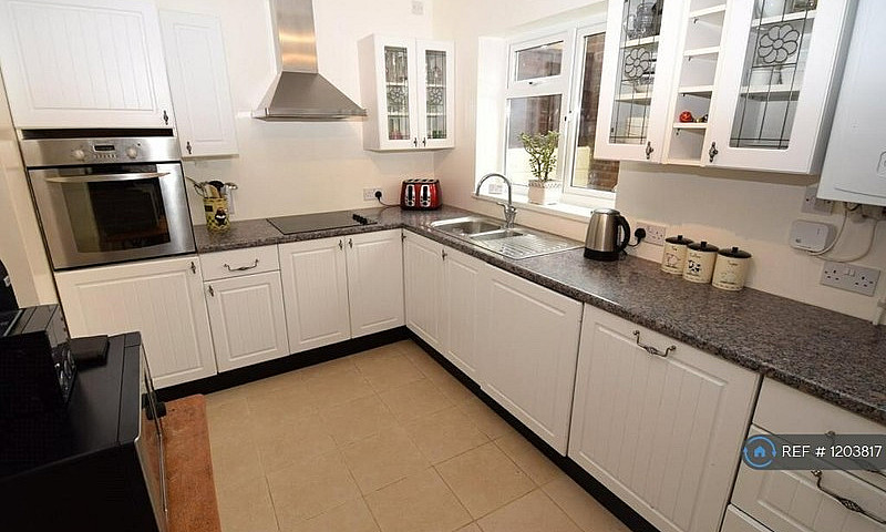 3 Bedroom House In O...